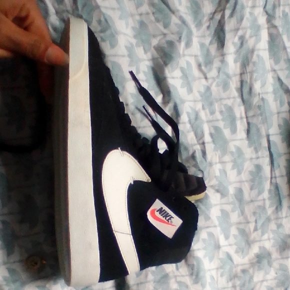 Nike Classic Black and White High-Tops - Picture 1 of 4